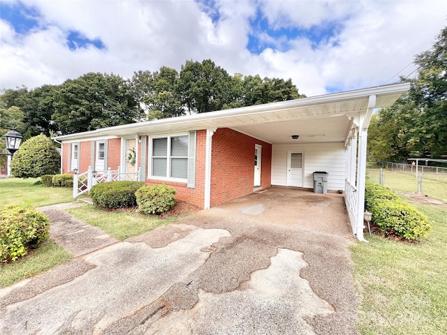 view of front of house featuring a front lawn and a carport