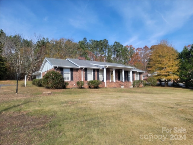 single story home with a front lawn