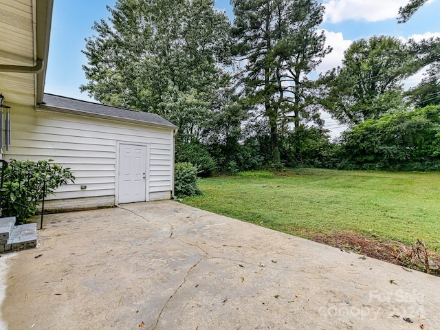 view of yard with a patio area