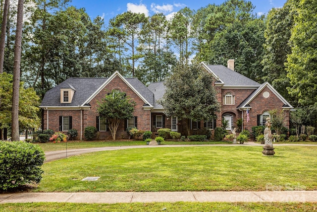 front facade featuring a front yard