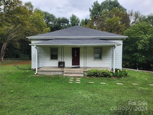 view of front of property featuring a front lawn and covered porch