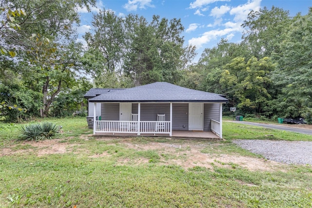 view of front of property featuring a front yard and covered porch