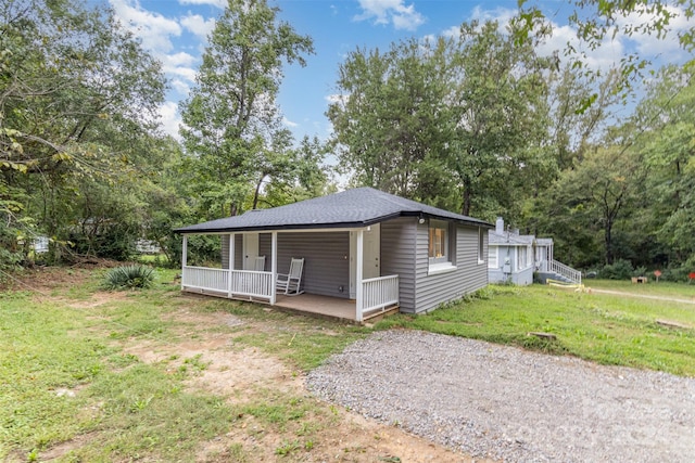 view of front of property featuring a front lawn and a porch