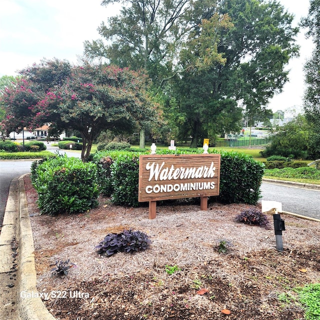 view of community / neighborhood sign