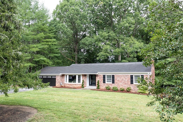 ranch-style home featuring a front lawn