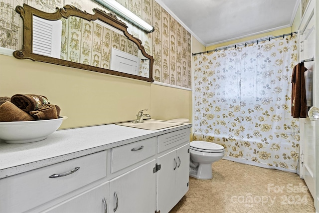 full bathroom featuring toilet, vanity, shower / bath combo, and crown molding