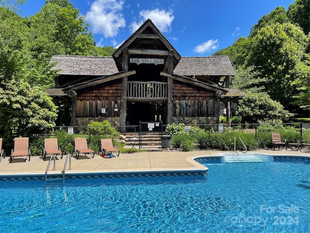 view of swimming pool featuring a patio