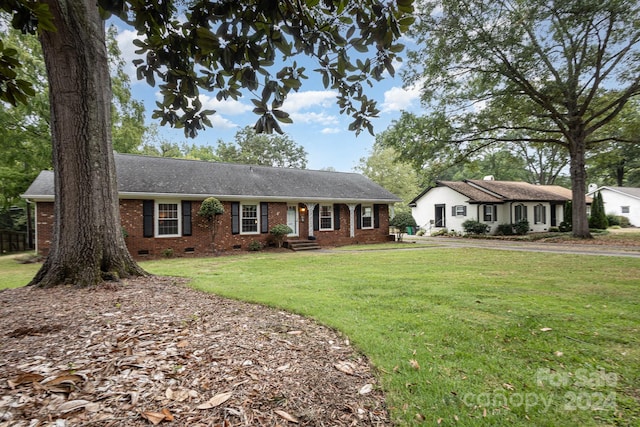 single story home with a front lawn