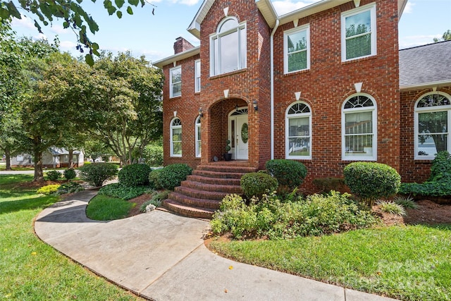 view of front of property featuring a front yard