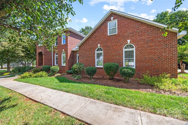 view of front facade with a front lawn