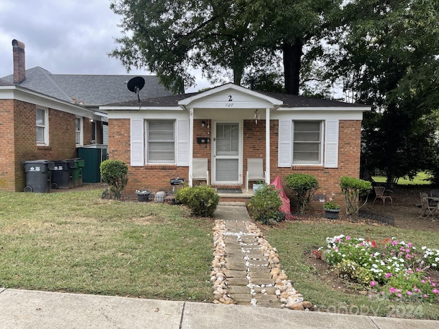 view of front of home with a front lawn