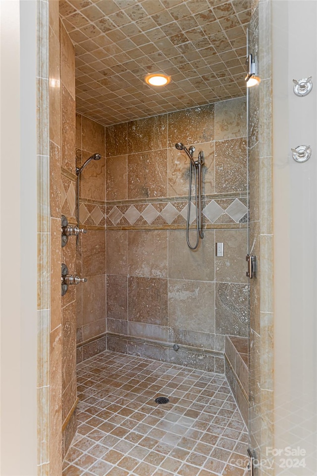 bathroom featuring tiled shower