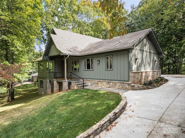 view of front of house featuring a front yard