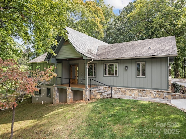 view of front of property with a front lawn