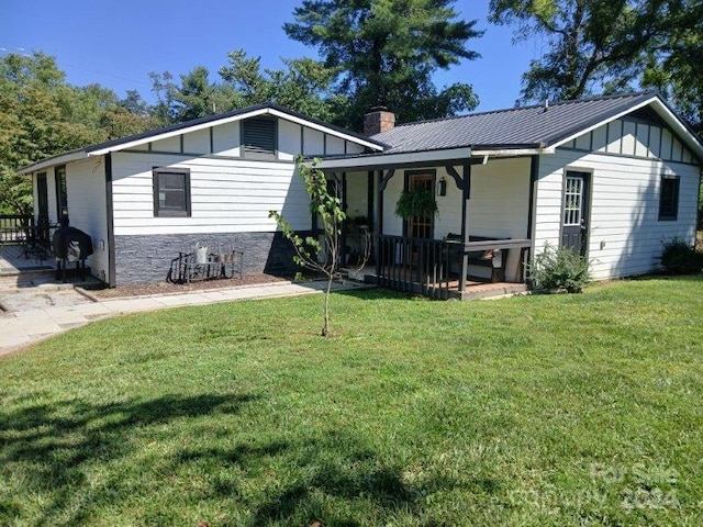 view of front of house featuring a front yard