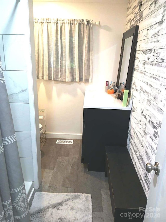 bathroom with vanity, toilet, and a shower with shower curtain