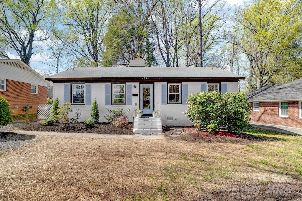 view of front of home featuring a front yard