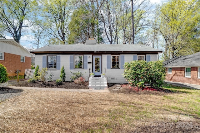 view of front of home featuring a front yard