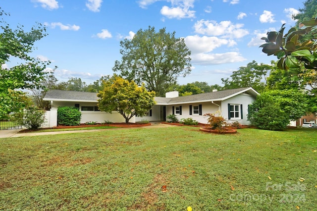 ranch-style home with a front yard