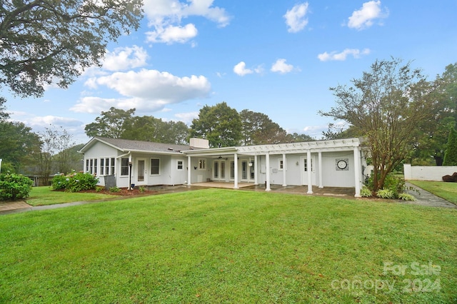 single story home featuring a front lawn