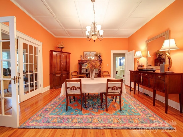 dining space featuring a chandelier, light hardwood / wood-style floors, and plenty of natural light