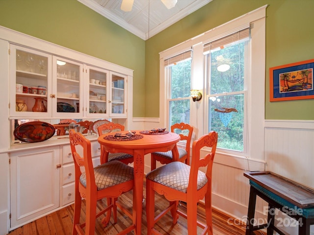 dining area featuring light hardwood / wood-style flooring, a wealth of natural light, ceiling fan, and ornamental molding