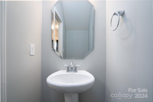 bathroom featuring sink