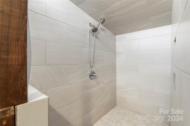 bathroom featuring a tile shower