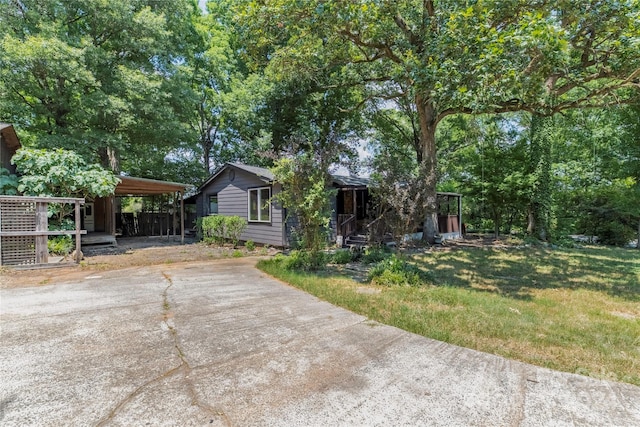 view of front of house featuring a front yard and a carport