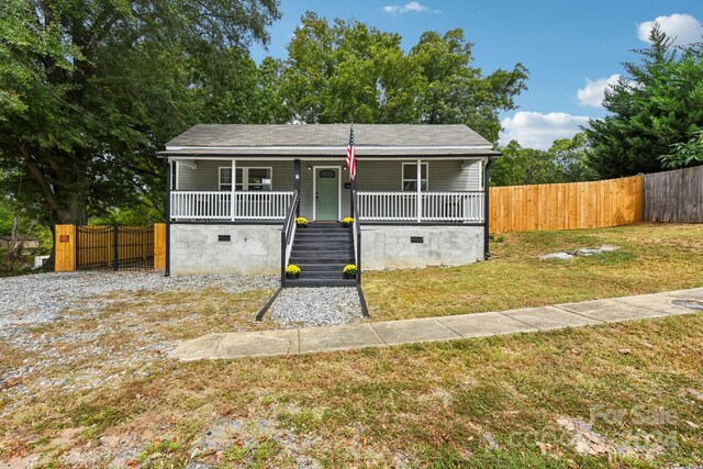 view of front facade featuring a front yard and covered porch