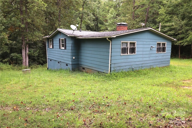 view of side of property featuring a yard