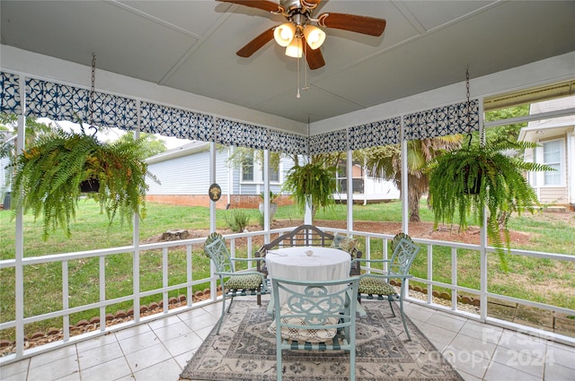 sunroom featuring ceiling fan