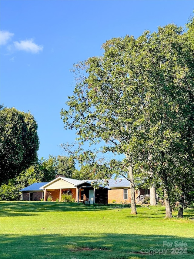 view of front of house with a front lawn