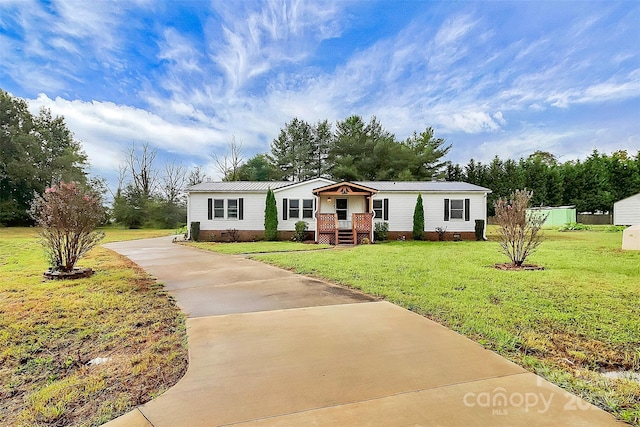 manufactured / mobile home featuring a front yard