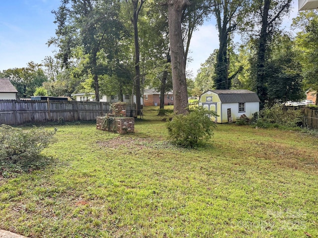 view of yard with a shed