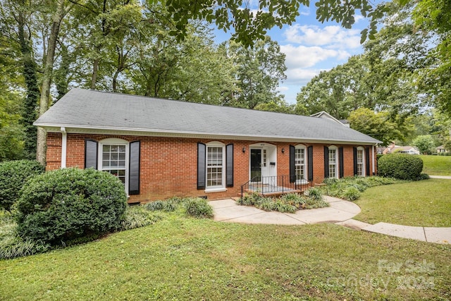 ranch-style house featuring a front yard