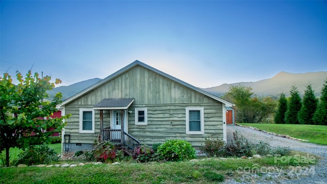 view of front of home featuring a mountain view