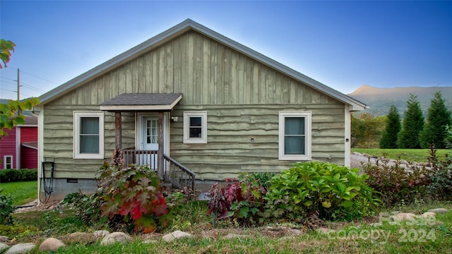 bungalow-style home with a mountain view