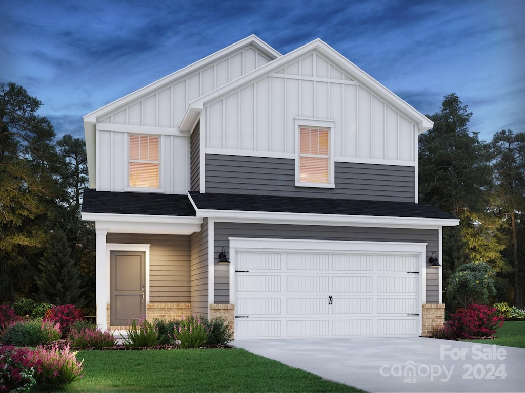 view of front of home featuring a front yard and a garage