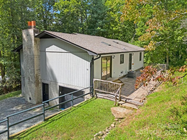 view of front facade featuring a front yard and cooling unit