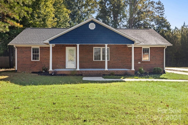 view of front facade featuring a front yard