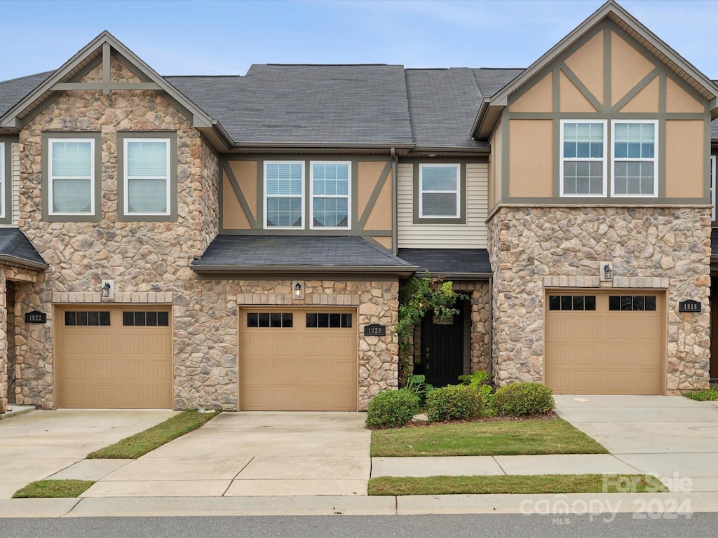 view of front of property featuring a garage