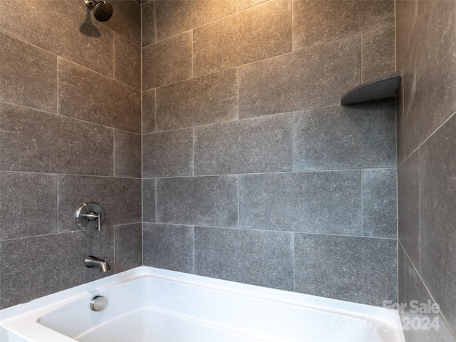 bathroom with tiled shower / bath