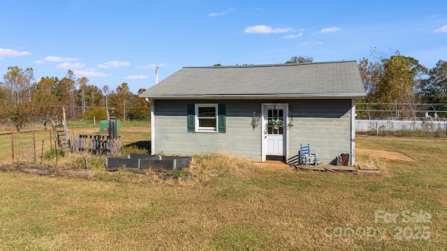 view of front of property featuring an outbuilding and a front yard