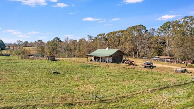 view of yard featuring a rural view