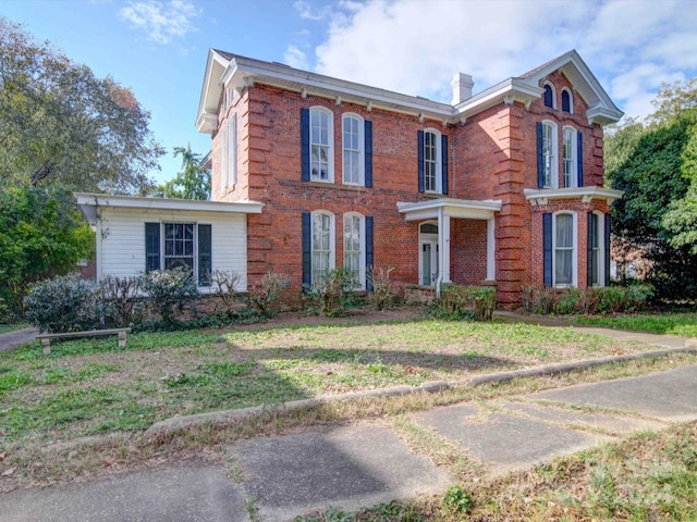 view of front of house featuring a front lawn