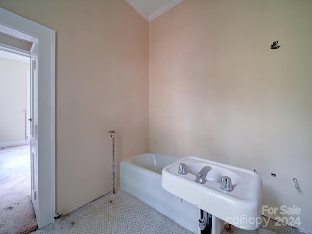 bathroom featuring ornamental molding