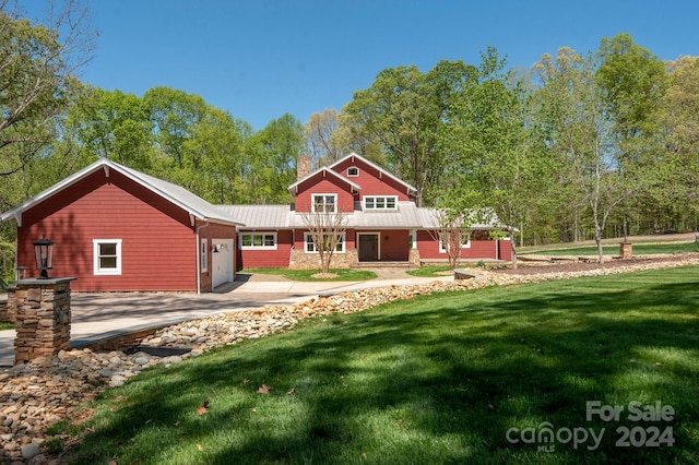 view of front of house featuring a front yard