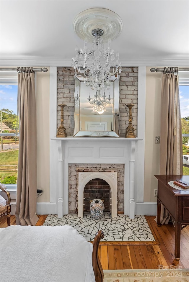 living room with light hardwood / wood-style flooring, a chandelier, and ornamental molding