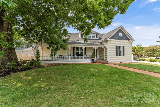 view of front of house featuring a porch and a front lawn